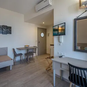 Hotel Icarus & By 